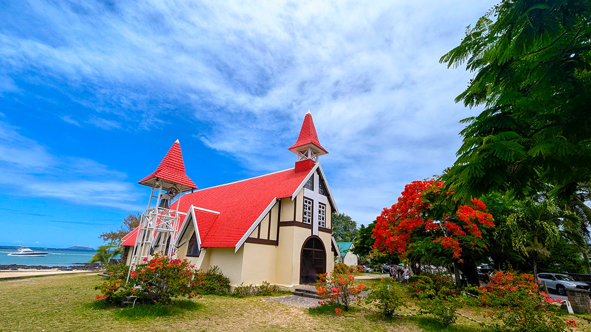 L'église au toit rouge : sentinelle du Cap Malheureux